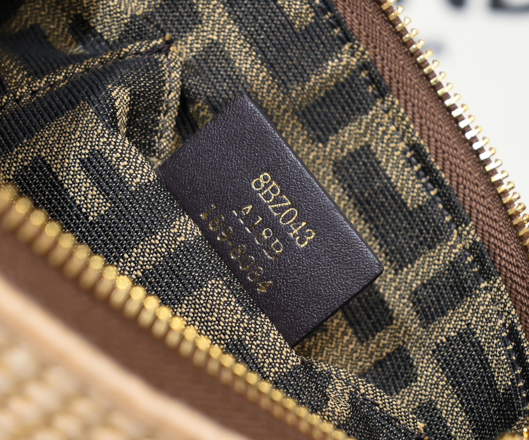 配盒子型号4401，夏日草编Mini ByThe Way迷你包来喽！
玳瑁手柄带点个性元素，颇为惹人怜爱