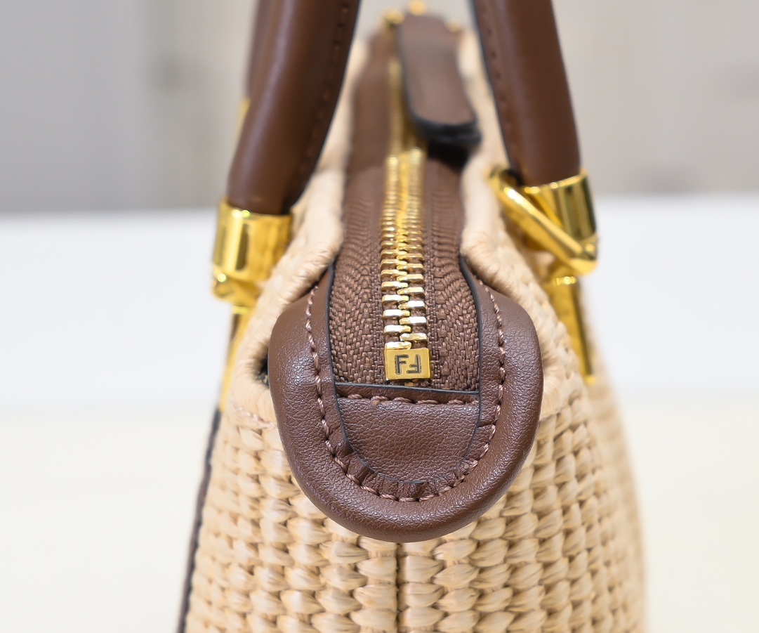 配盒子型号4401，夏日草编Mini ByThe Way迷你包来喽！
玳瑁手柄带点个性元素，颇为惹人怜爱