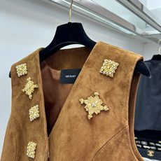 「ICE重工订珠翻毛皮马甲」 今年真的被这个系列狠狠硬控住了 进口的羊皮 做了翻毛的处理 质感从一而终的高级 直 「ICE重工订珠翻毛皮马甲」 今年真的被这个系列狠狠硬控住了 进口的羊皮 做了翻毛的处理 质感从一而终的高级 直