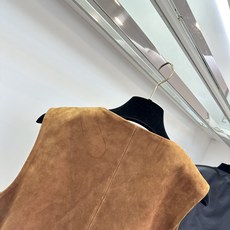 「ICE重工订珠翻毛皮马甲」 今年真的被这个系列狠狠硬控住了 进口的羊皮 做了翻毛的处理 质感从一而终的高级 直 「ICE重工订珠翻毛皮马甲」 今年真的被这个系列狠狠硬控住了 进口的羊皮 做了翻毛的处理 质感从一而终的高级 直