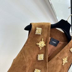 「ICE重工订珠翻毛皮马甲」 今年真的被这个系列狠狠硬控住了 进口的羊皮 做了翻毛的处理 质感从一而终的高级 直 「ICE重工订珠翻毛皮马甲」 今年真的被这个系列狠狠硬控住了 进口的羊皮 做了翻毛的处理 质感从一而终的高级 直