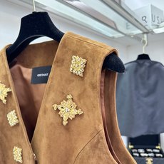「ICE重工订珠翻毛皮马甲」 今年真的被这个系列狠狠硬控住了 进口的羊皮 做了翻毛的处理 质感从一而终的高级 直 「ICE重工订珠翻毛皮马甲」 今年真的被这个系列狠狠硬控住了 进口的羊皮 做了翻毛的处理 质感从一而终的高级 直