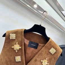 「ICE重工订珠翻毛皮马甲」 今年真的被这个系列狠狠硬控住了 进口的羊皮 做了翻毛的处理 质感从一而终的高级 直 「ICE重工订珠翻毛皮马甲」 今年真的被这个系列狠狠硬控住了 进口的羊皮 做了翻毛的处理 质感从一而终的高级 直