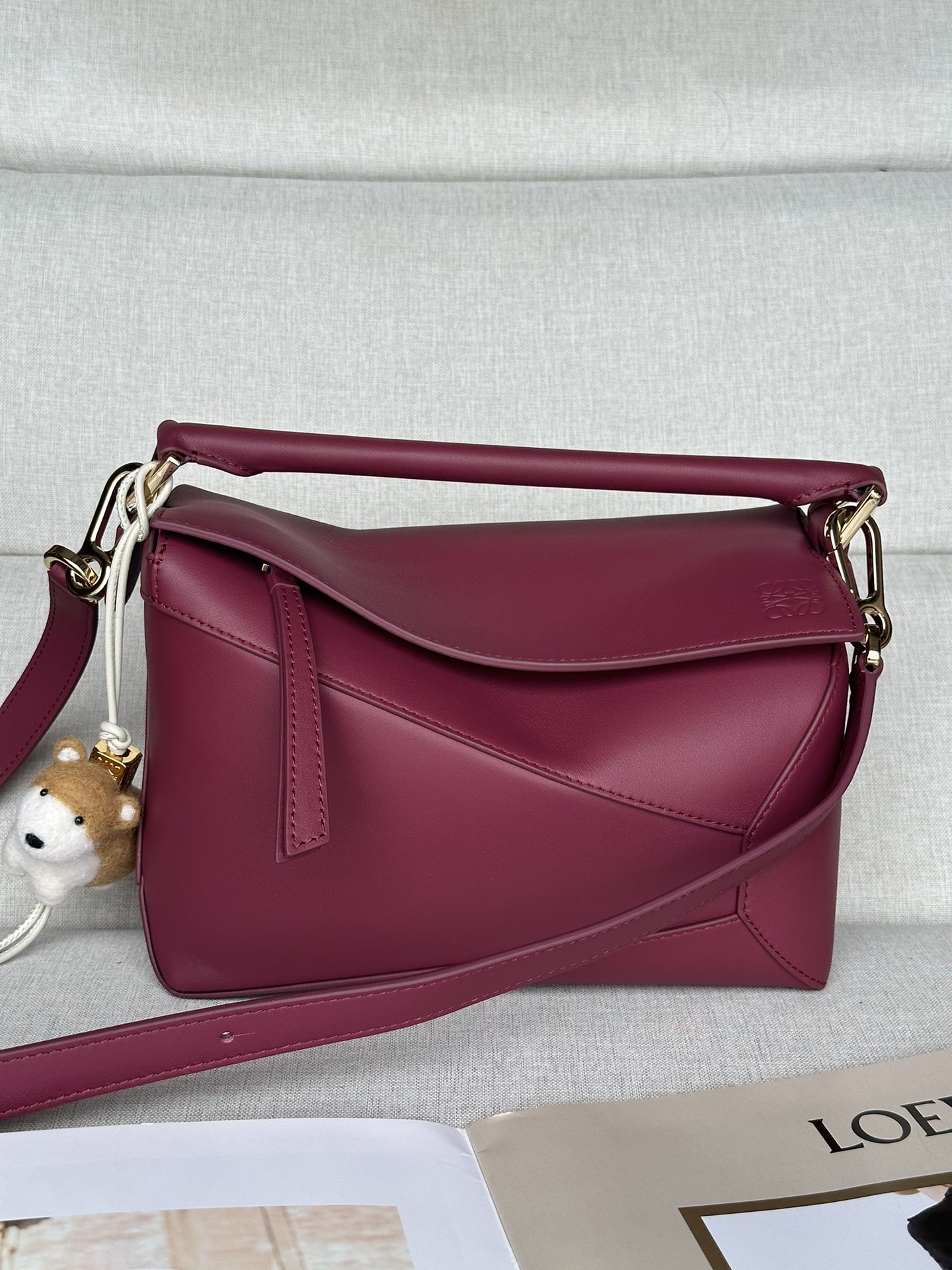 NO:182250,Genuine Grade Original Leather Version Puzzle Edge Handbag Small 24cm Crimson Latest Version Adjustable Strap Latest Version Lo*we’s debut Tote*Cuboid Shape and Precise Cutting Technology Creates Puzzle Unique Geometric Lines* This mini version is made of satin cowhide leather with cage stitching edges Shoulder or crossbody* Shoulder strap adjustable, removable* Zipper closure,* Cowhide Zipper Head* Herringbone Cotton Canvas Lining Anagram Embossed Model 3001B, Superior Loewe, Dolce & Gabbana, loewe, cowhide19860909正品级 原厂皮版本 Puzzle Edge 手袋 小号24cm 绯红色 最新版本肩带可调节 Lo*we推出的首次亮相手提包*长方体形状和精确的切割技术创造了 Puzzle 独特的几何线条*这个迷你版本采用缎面牛皮革制成,带有笼盖缝线边缘 肩背或斜挎*肩带可调节,可拆卸*拉链封口,*牛皮革拉链头*人字纹棉质帆布衬里Anagram 压纹 型号3001B,特级罗意威,Dolce&Gabbana,loewe,cowhide,Bag