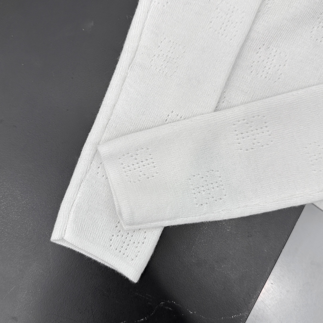 🌾NEW｜新款打底，纯棉面料，柔软透气上身舒适，高弹力坑条针织修身显瘦，整身镂空字母logo设计，尺码S