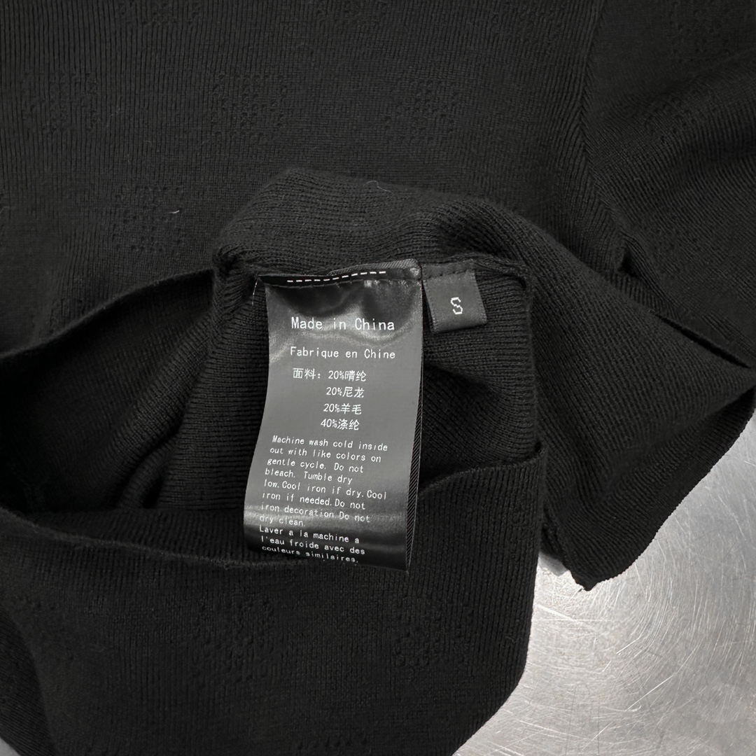 🌾NEW｜新款打底，纯棉面料，柔软透气上身舒适，高弹力坑条针织修身显瘦，整身镂空字母logo设计，尺码S