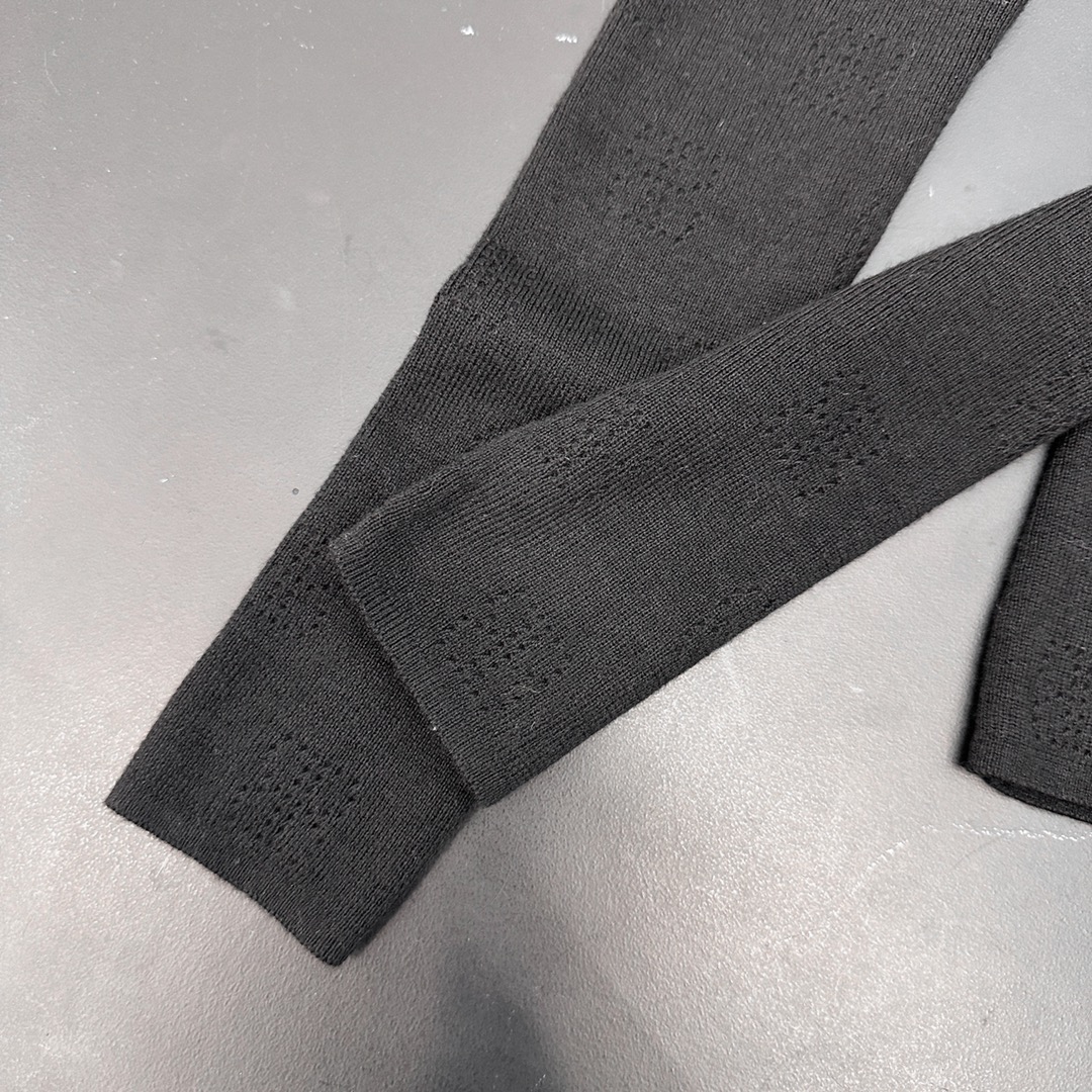 🌾NEW｜新款打底，纯棉面料，柔软透气上身舒适，高弹力坑条针织修身显瘦，整身镂空字母logo设计，尺码S