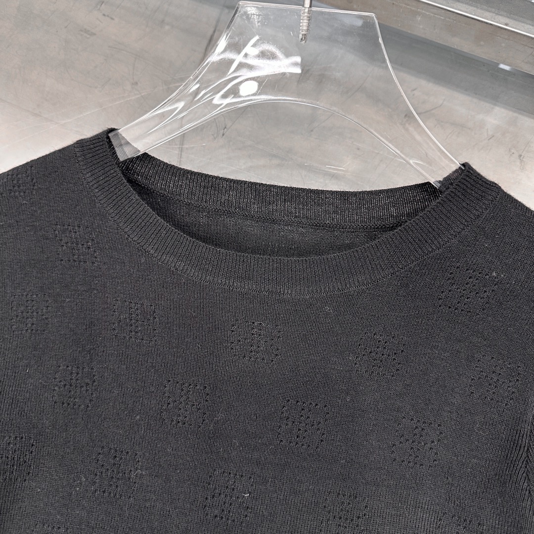 🌾NEW｜新款打底，纯棉面料，柔软透气上身舒适，高弹力坑条针织修身显瘦，整身镂空字母logo设计，尺码S