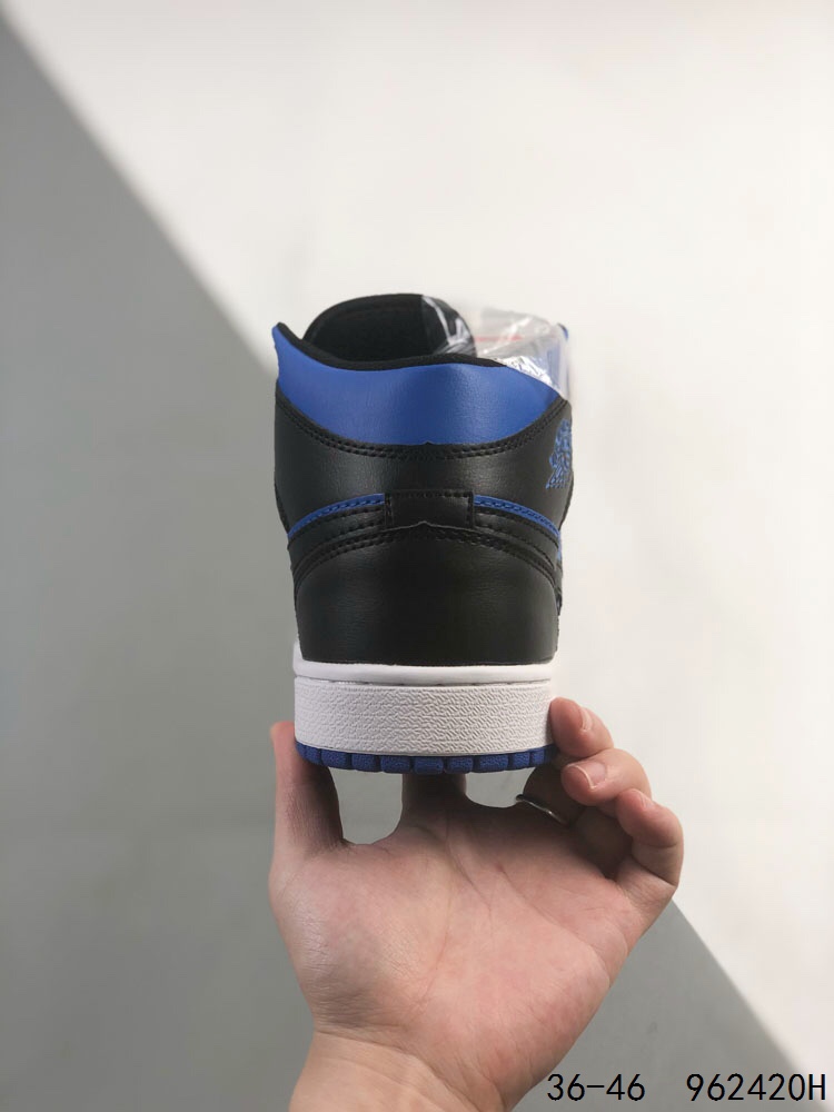 真标带半码！
耐克Nike Air Jordan 1 Retro High OG"Bred Toe"AJ1代迈克尔·乔丹中高帮经典复古百搭休闲文化运动篮球鞋 Jordan 1 已经是飞人球鞋家族最具人气的款式
ID：962420H