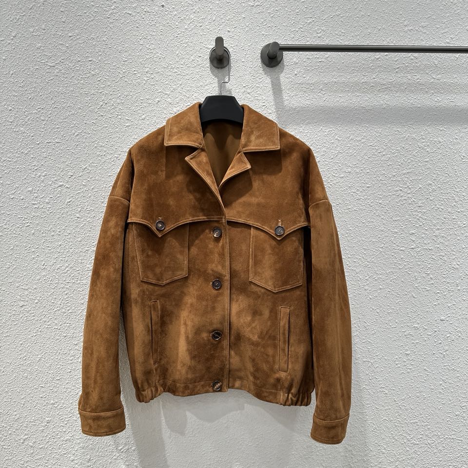 NO:892095,The exclusive first release of high-quality Miumi*24 new autumn and winter overzise jacket suede lapel jacket!  Exclusive customized suede surface craftsmanship!  Retro distressed brown tones yyds!  Same style for men and women!  Lapel jacket, workwear, double pockets, three-dimensional cut, loose fit, versatile and slim!  Imported suede lambskin, positioning embroidered letter logo, a must-have fashion item for a sweet and cool girl's wardrobe. For perfect workmanship, look at the details!  Three colors S-XL. S size bust 114, dropped shoulder sleeve length 77, dress length 61., Miu Miu-clothing, miumiu, jackets & coats, jackets & coats, sheepskin, chamois leather,19860909独家首发高端品质Miumi*24秋冬新品 overzise夹克麂皮绒翻领夹克外套！独家定制麂皮绒面工艺！复古做旧棕色调yyds！男女同款！翻领夹克工装双口袋立体剪裁宽松版型百搭又显瘦！进口麂皮绒小羊皮,定位贴皮刺绣字母logo,甜酷的少女衣橱必备时髦单品.完美做工品质看细节！三色S-XL. S码胸围114,落肩袖长77,衣长61.,缪缪-服装,miumiu,jackets & coats,jackets & coats,sheepskin,chamois leather,,Women's clothing
