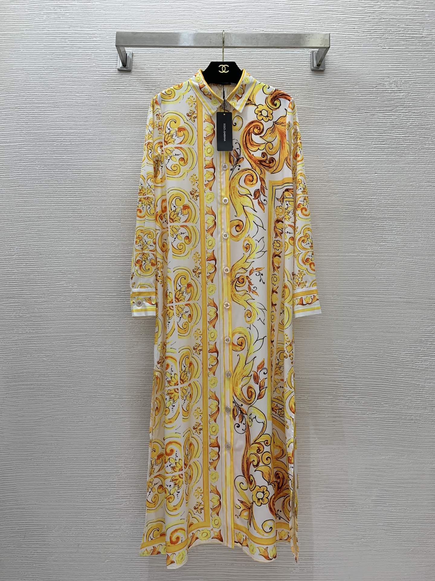 NO:313473,Model number D24072954 Dolce & Gabbana DG* newest style gold retro pattern printed skirt with slit single-breasted placket buttoned lapel loose long-sleeved dress!  (M size shoulder width 38, bust 98, sleeve length 60, skirt length 127), Dolce & Gabbana, skirts, alexander wang19860909款号D24072954 杜嘉班纳DG*新款 金色复古花纹印花裙摆两侧开叉单排扣开襟系扣翻领宽松长袖连衣裙！（M码肩宽38,胸围98,袖长60,裙长127）,,Dolce&Gabbana,skirts,alexander wang,Women's clothing