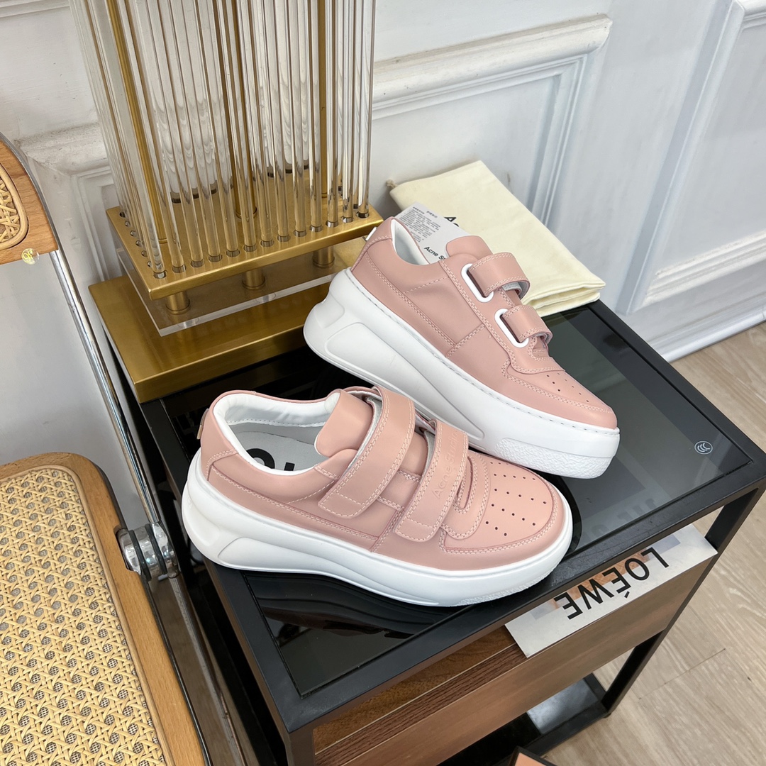 2024 Fashion Trend: Smiley-Faced White Sneakers with Unique Design and Comfort - 图片 4