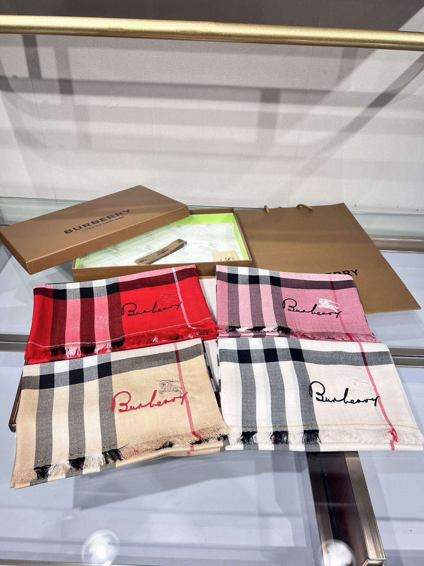 BURBERRY系列专柜最新同步！本系列经过专柜品质染色首道工序清洗后直接加工保持了原生态的柔顺亮泽薄如