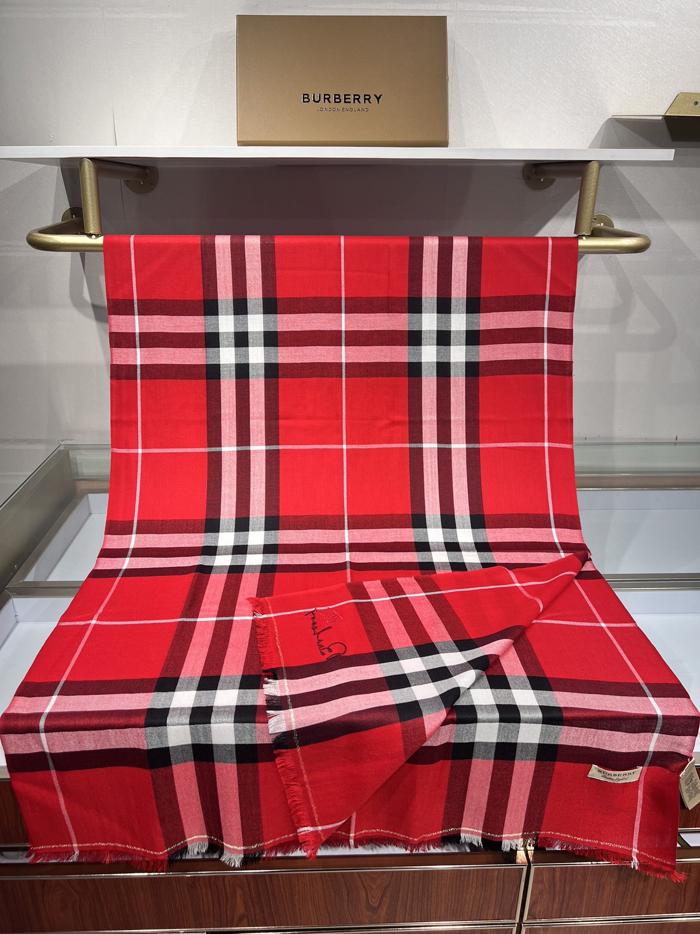 BURBERRY系列专柜最新同步！本系列经过专柜品质染色首道工序清洗后直接加工保持了原生态的柔顺亮泽薄如