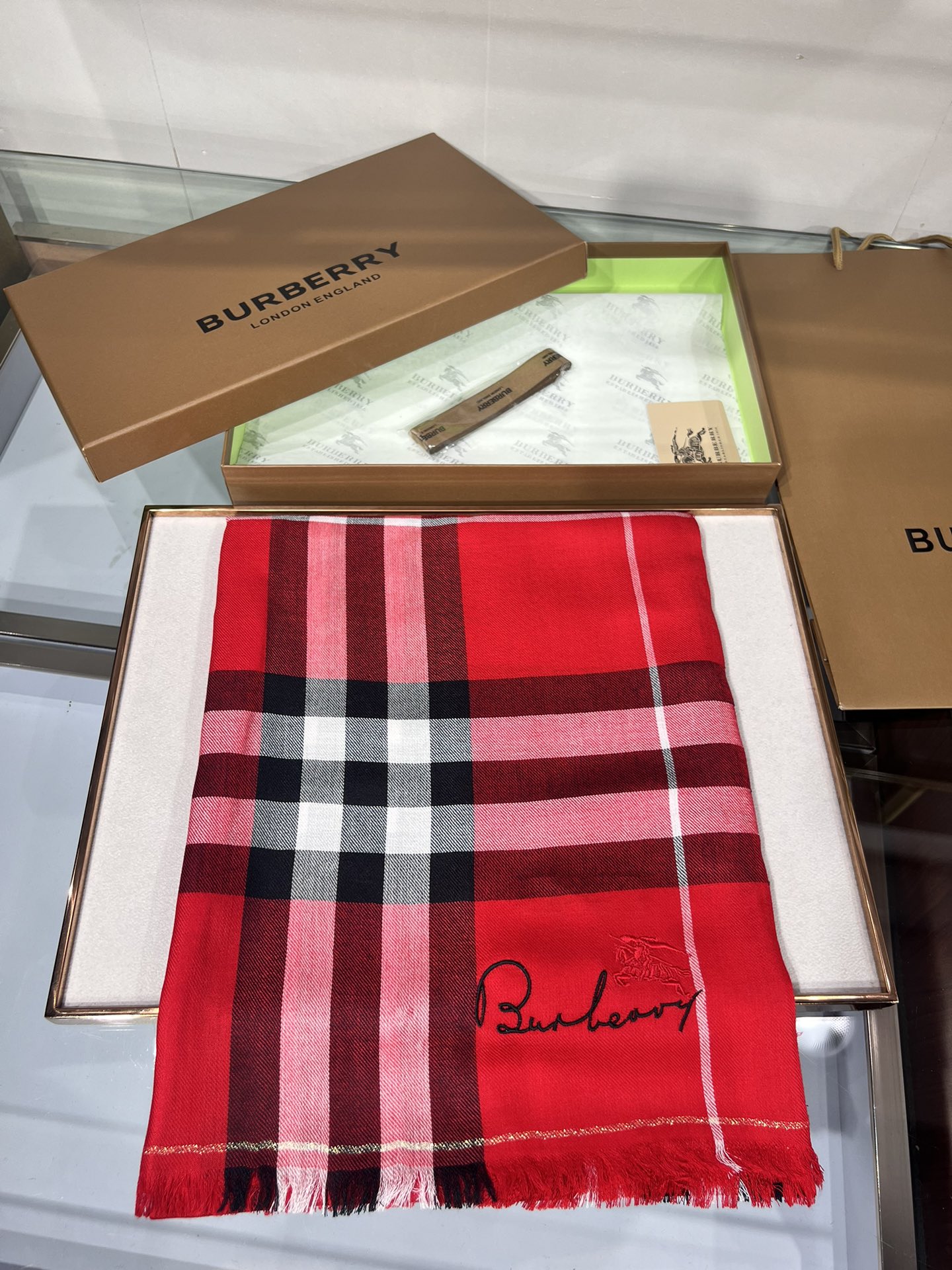 BURBERRY系列专柜最新同步！本系列经过专柜品质染色首道工序清洗后直接加工保持了原生态的柔顺亮泽薄如