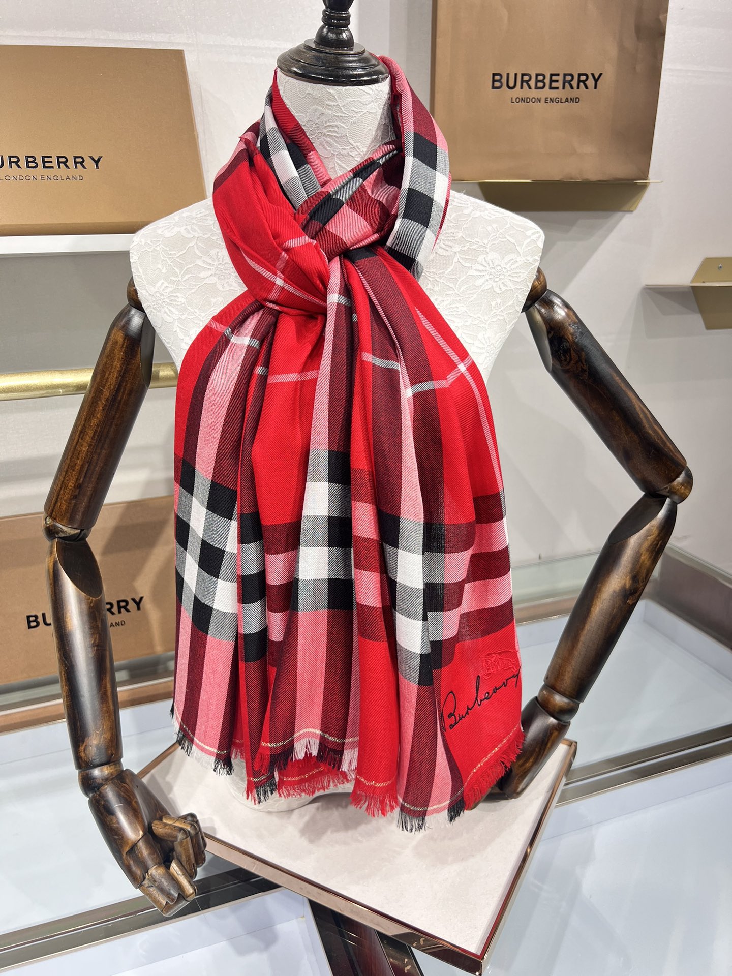BURBERRY系列专柜最新同步！本系列经过专柜品质染色首道工序清洗后直接加工保持了原生态的柔顺亮泽薄如