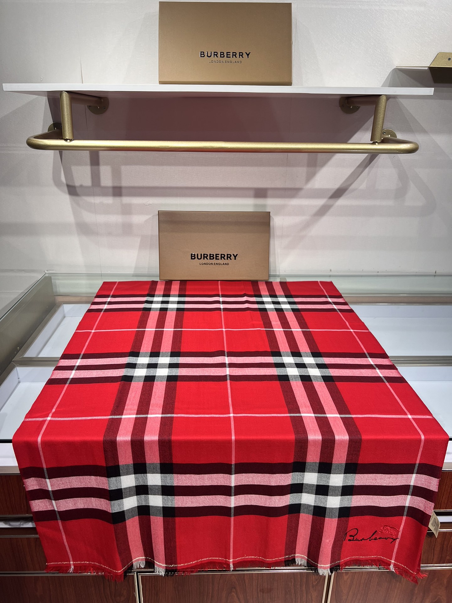 BURBERRY系列专柜最新同步！本系列经过专柜品质染色首道工序清洗后直接加工保持了原生态的柔顺亮泽薄如