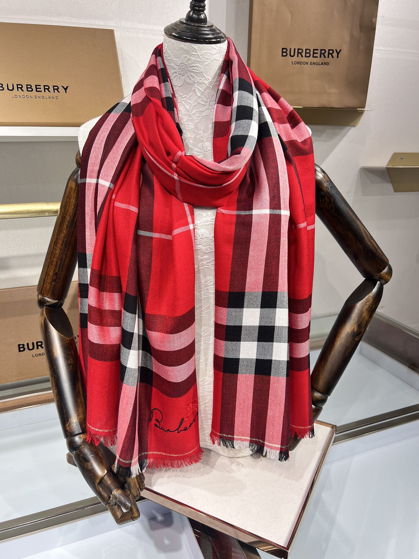 BURBERRY系列专柜最新同步！本系列经过专柜品质染色首道工序清洗后直接加工保持了原生态的柔顺亮泽薄如