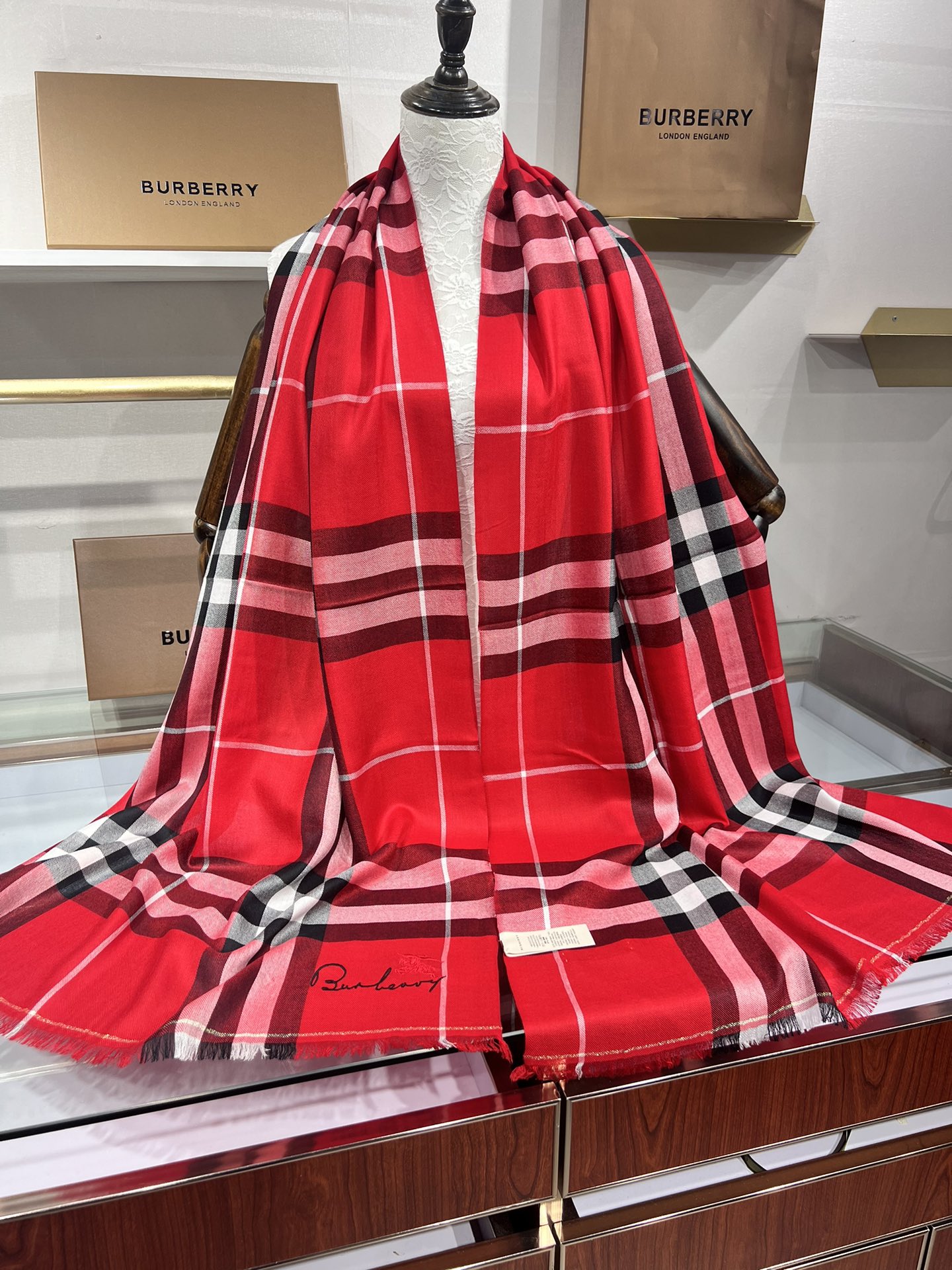 BURBERRY系列专柜最新同步！本系列经过专柜品质染色首道工序清洗后直接加工保持了原生态的柔顺亮泽薄如