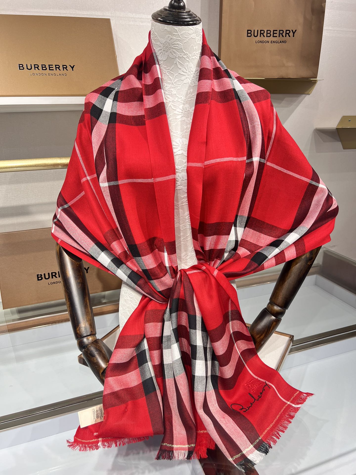 BURBERRY系列专柜最新同步！本系列经过专柜品质染色首道工序清洗后直接加工保持了原生态的柔顺亮泽薄如