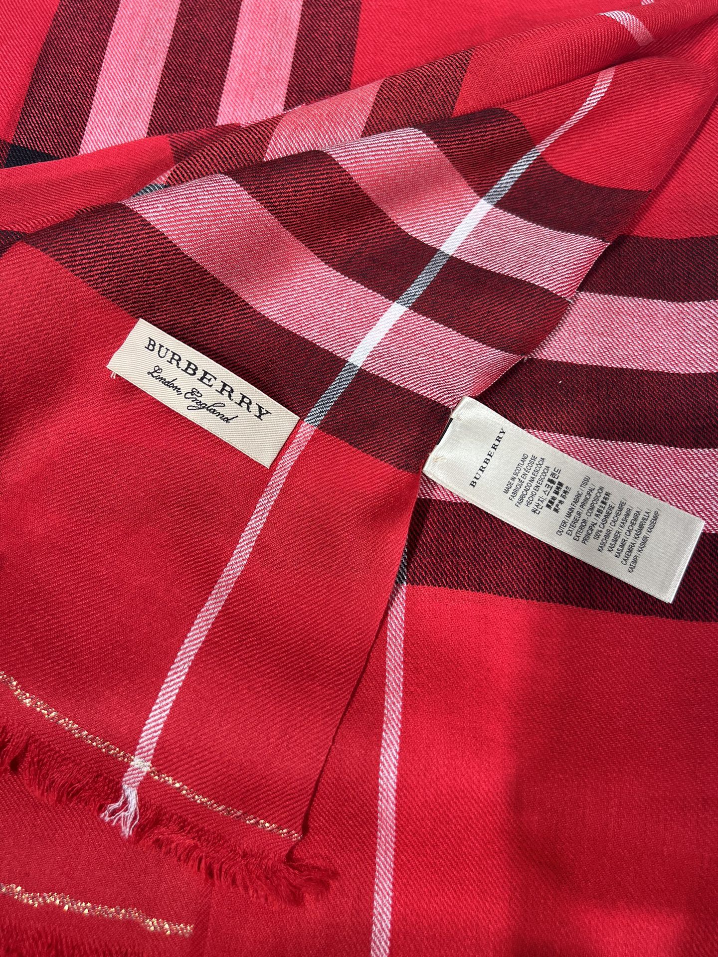 BURBERRY系列专柜最新同步！本系列经过专柜品质染色首道工序清洗后直接加工保持了原生态的柔顺亮泽薄如