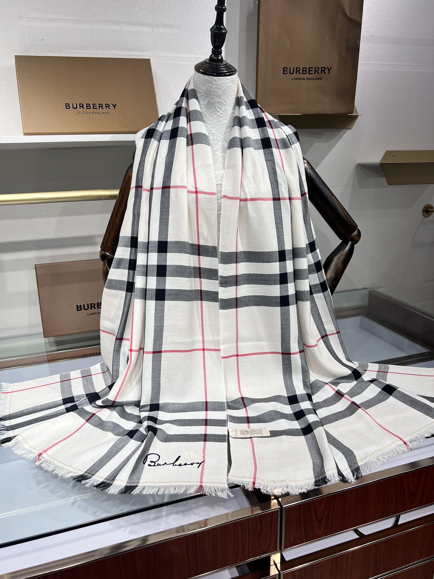 BURBERRY系列专柜最新同步！本系列经过专柜品质染色首道工序清洗后直接加工保持了原生态的柔顺亮泽薄如