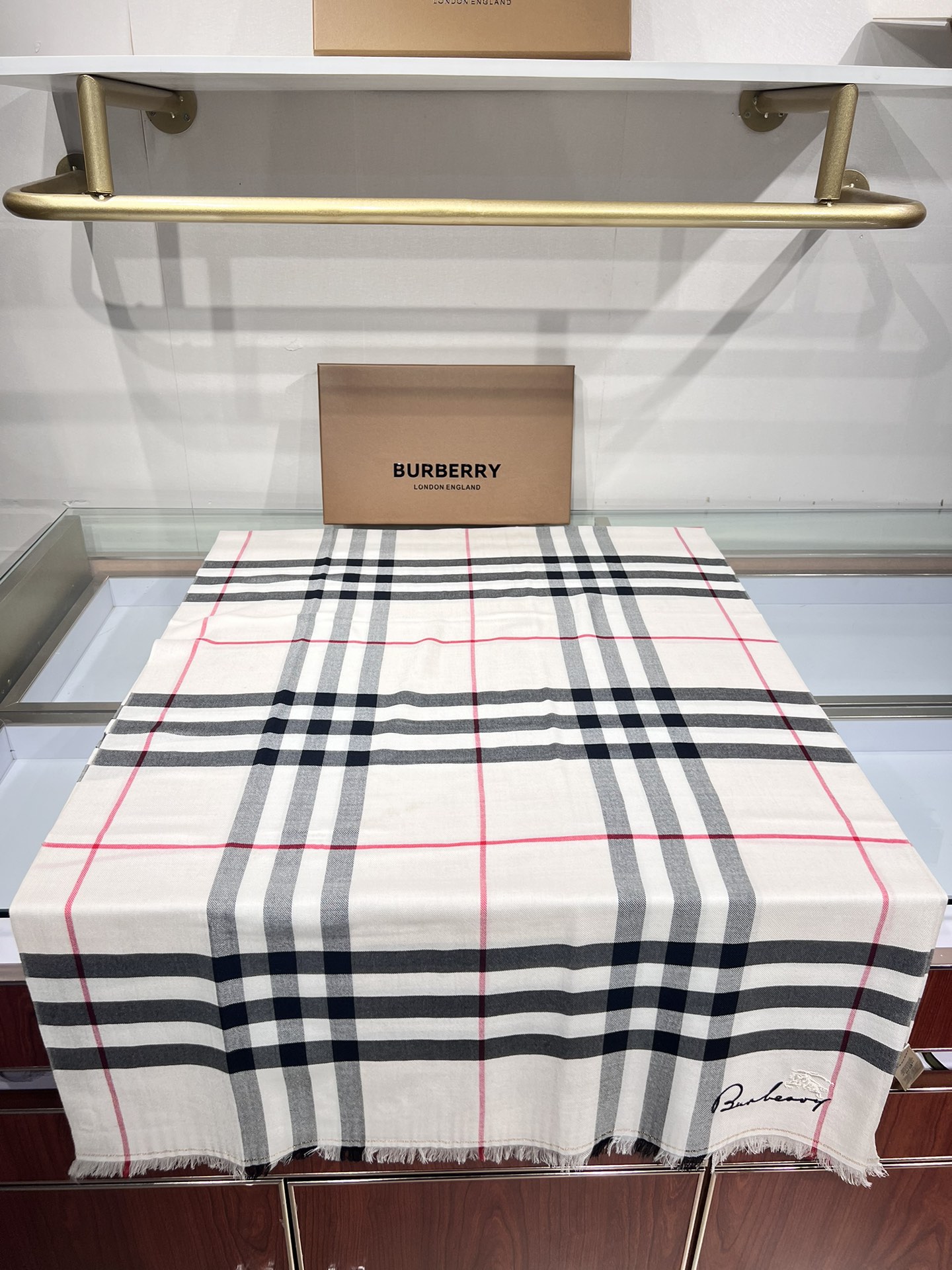 BURBERRY系列专柜最新同步！本系列经过专柜品质染色首道工序清洗后直接加工保持了原生态的柔顺亮泽薄如