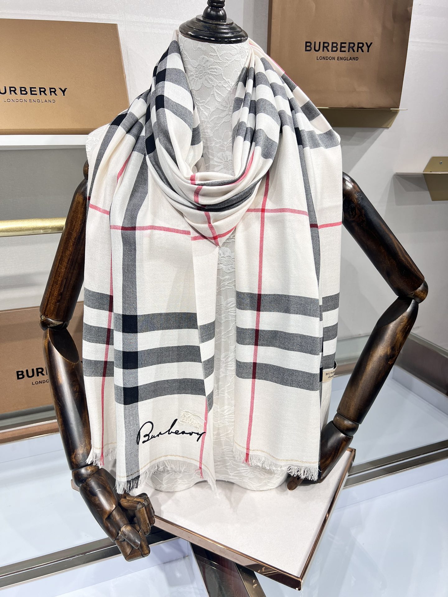 BURBERRY系列专柜最新同步！本系列经过专柜品质染色首道工序清洗后直接加工保持了原生态的柔顺亮泽薄如