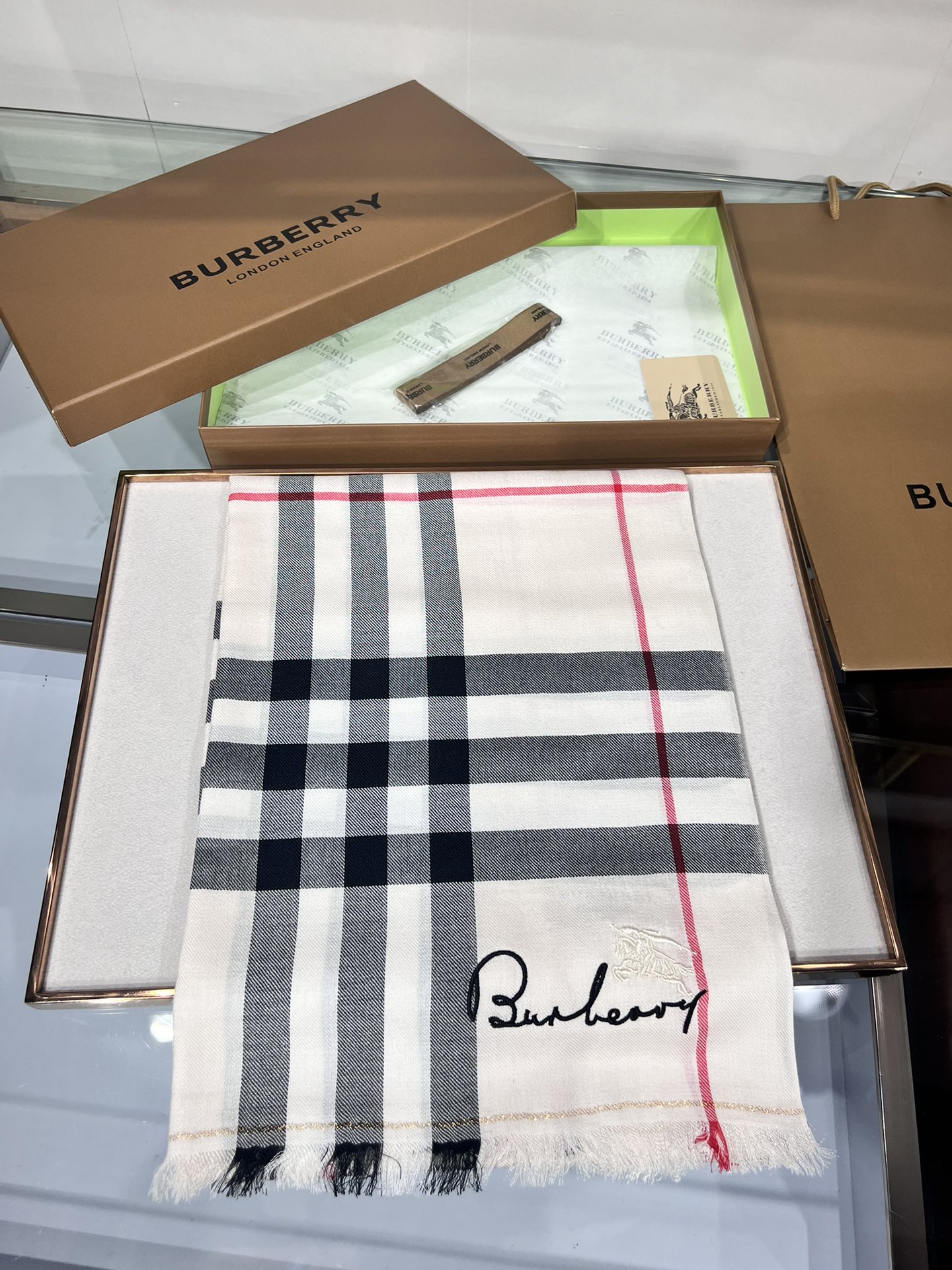 BURBERRY系列专柜最新同步！本系列经过专柜品质染色首道工序清洗后直接加工保持了原生态的柔顺亮泽薄如