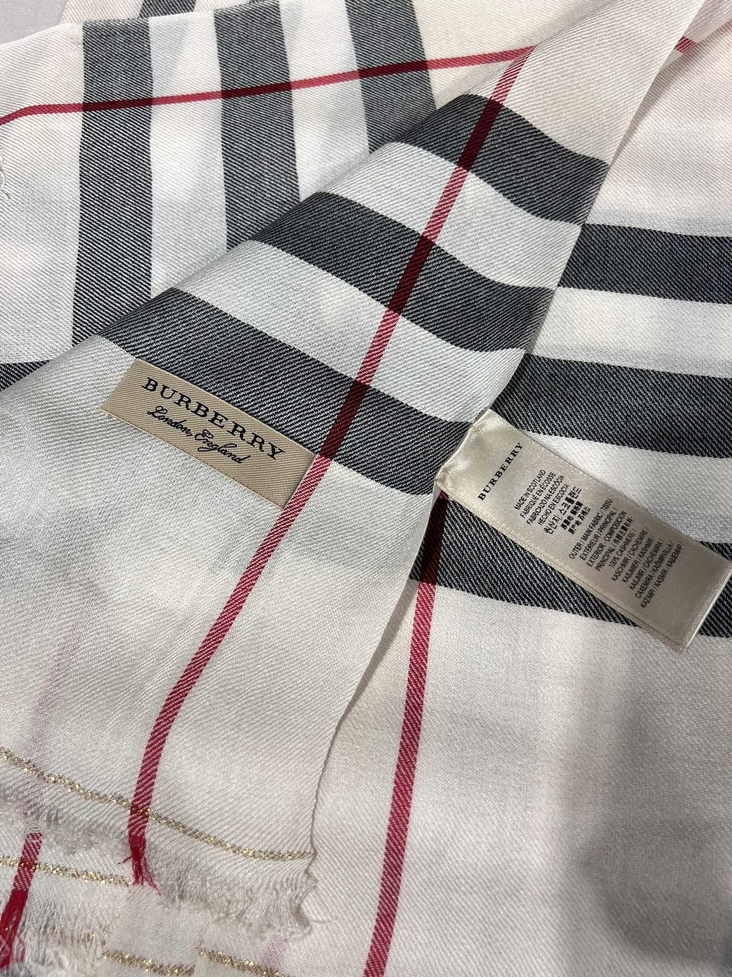 BURBERRY系列专柜最新同步！本系列经过专柜品质染色首道工序清洗后直接加工保持了原生态的柔顺亮泽薄如