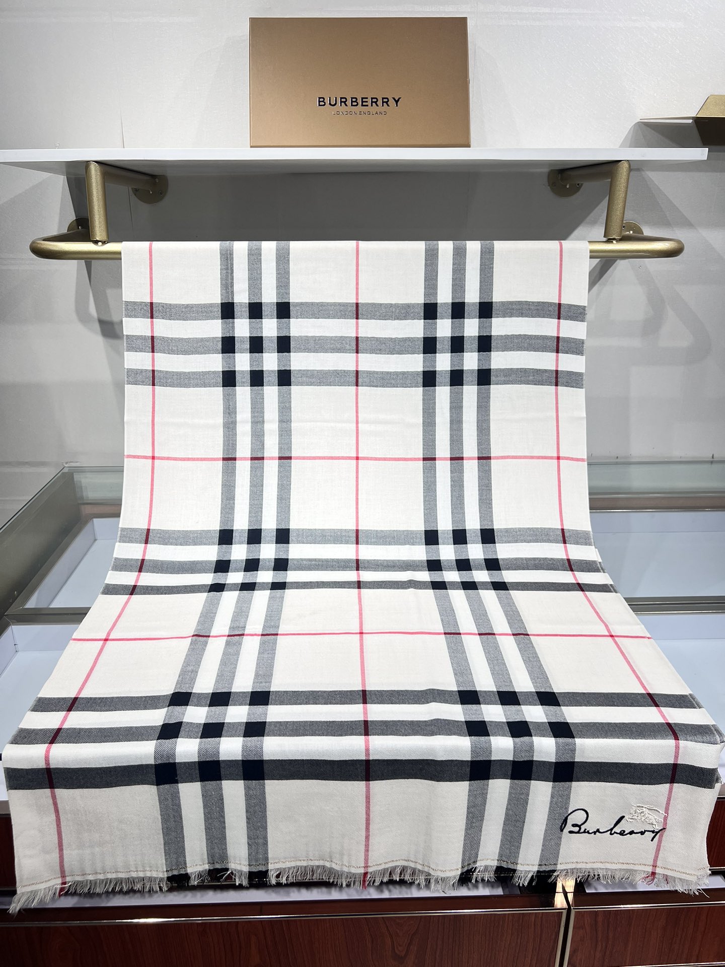 BURBERRY系列专柜最新同步！本系列经过专柜品质染色首道工序清洗后直接加工保持了原生态的柔顺亮泽薄如