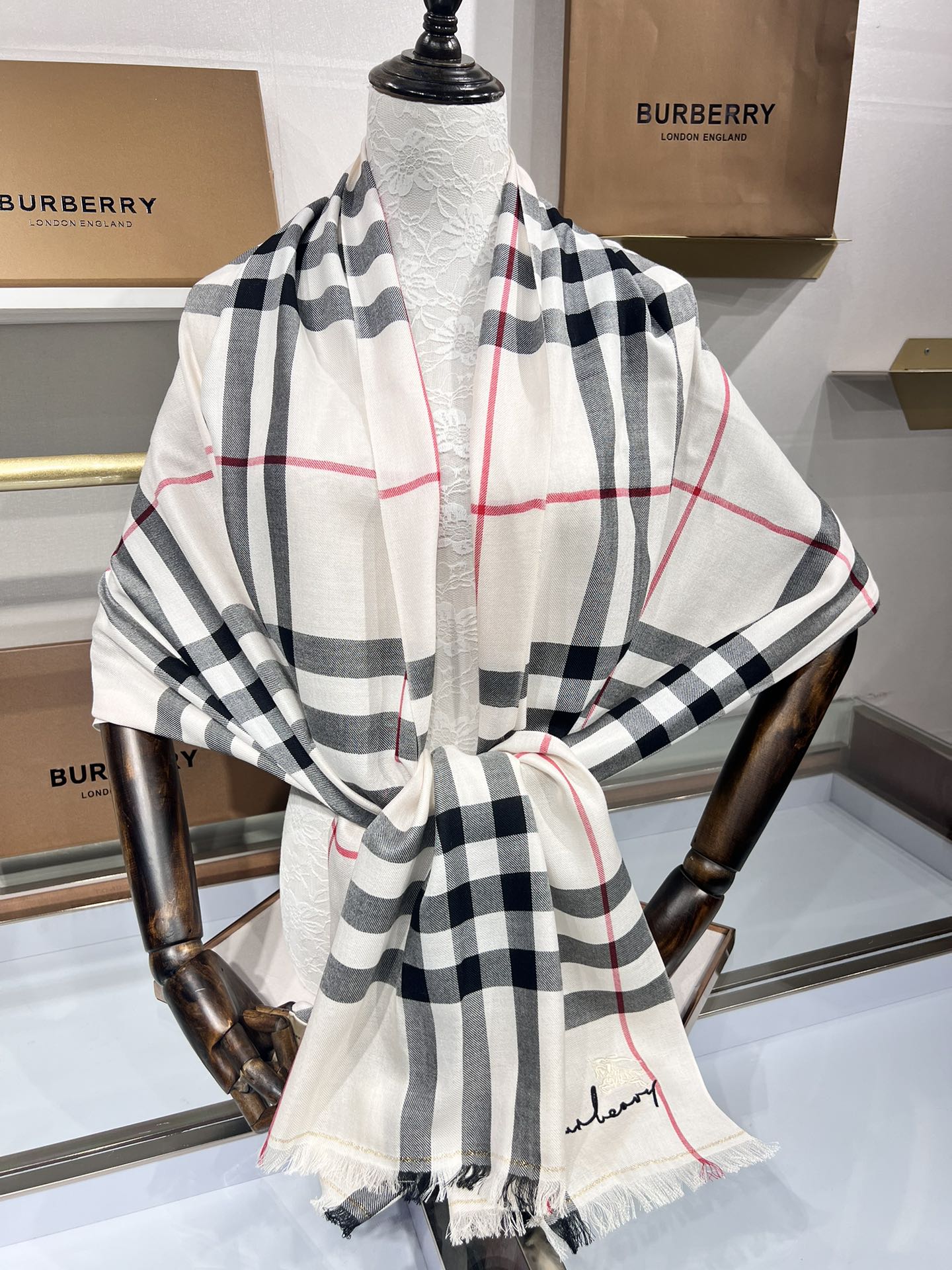 BURBERRY系列专柜最新同步！本系列经过专柜品质染色首道工序清洗后直接加工保持了原生态的柔顺亮泽薄如