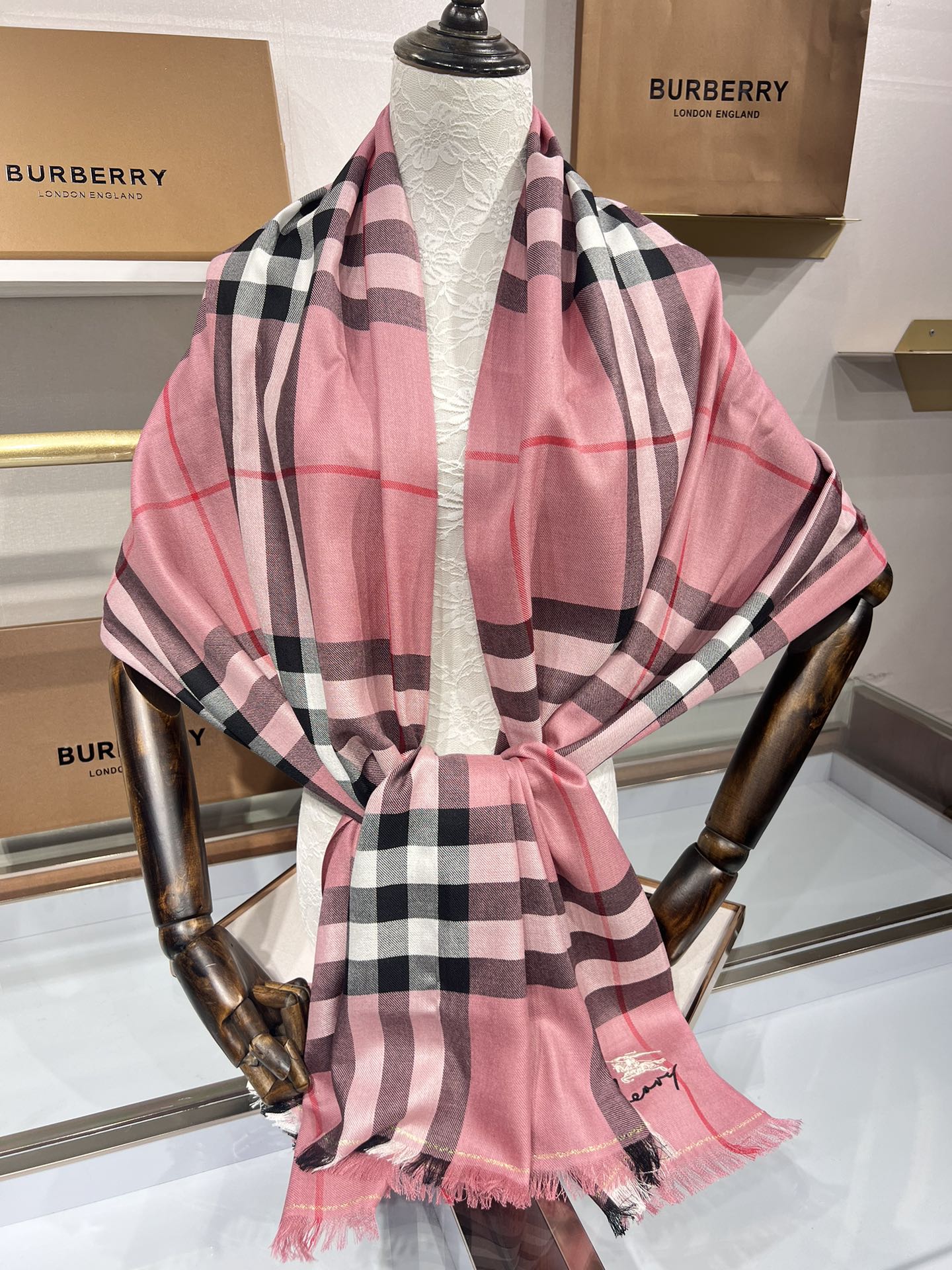 BURBERRY系列专柜最新同步！本系列经过专柜品质染色首道工序清洗后直接加工保持了原生态的柔顺亮泽薄如