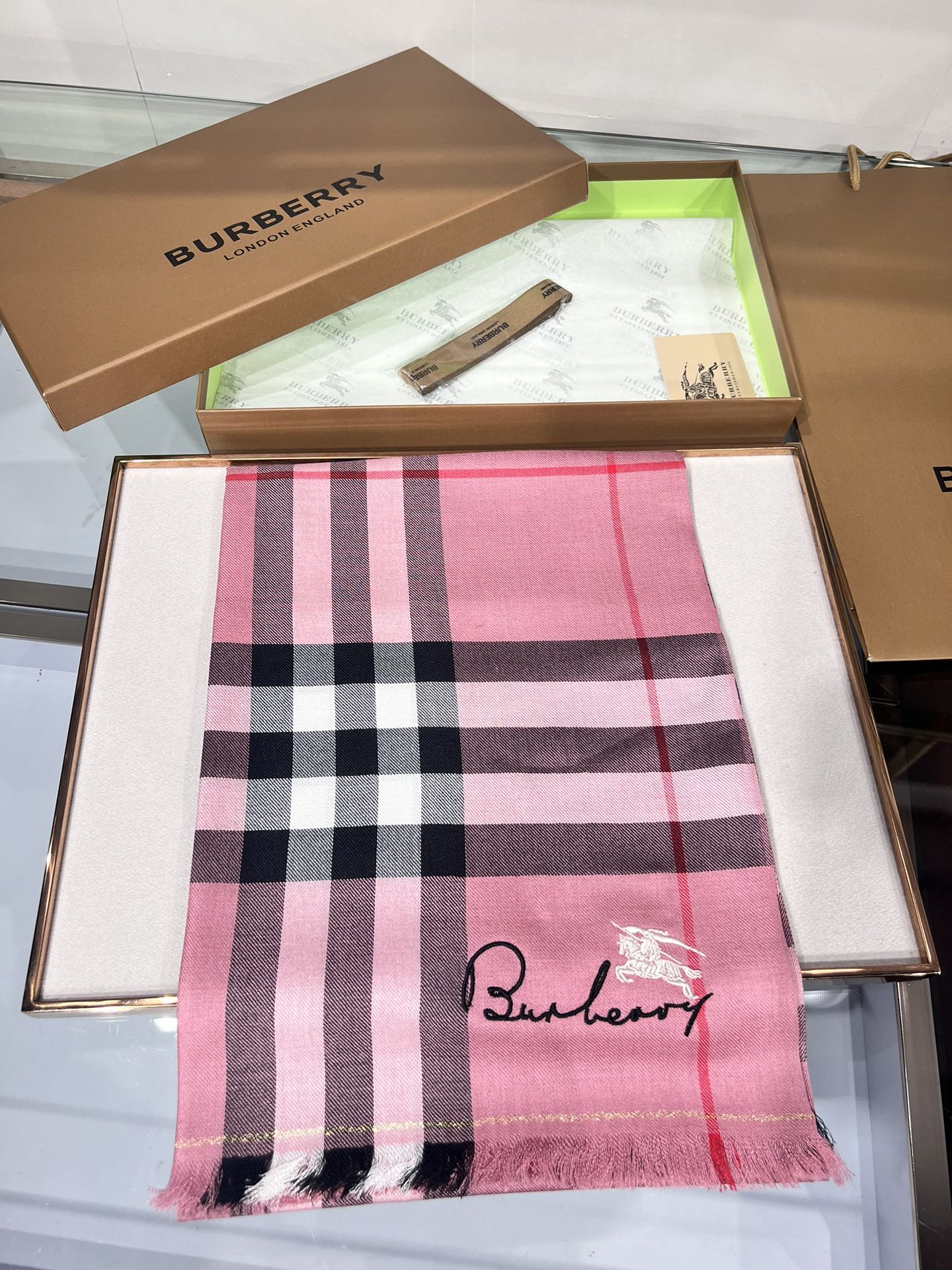 BURBERRY系列专柜最新同步！本系列经过专柜品质染色首道工序清洗后直接加工保持了原生态的柔顺亮泽薄如