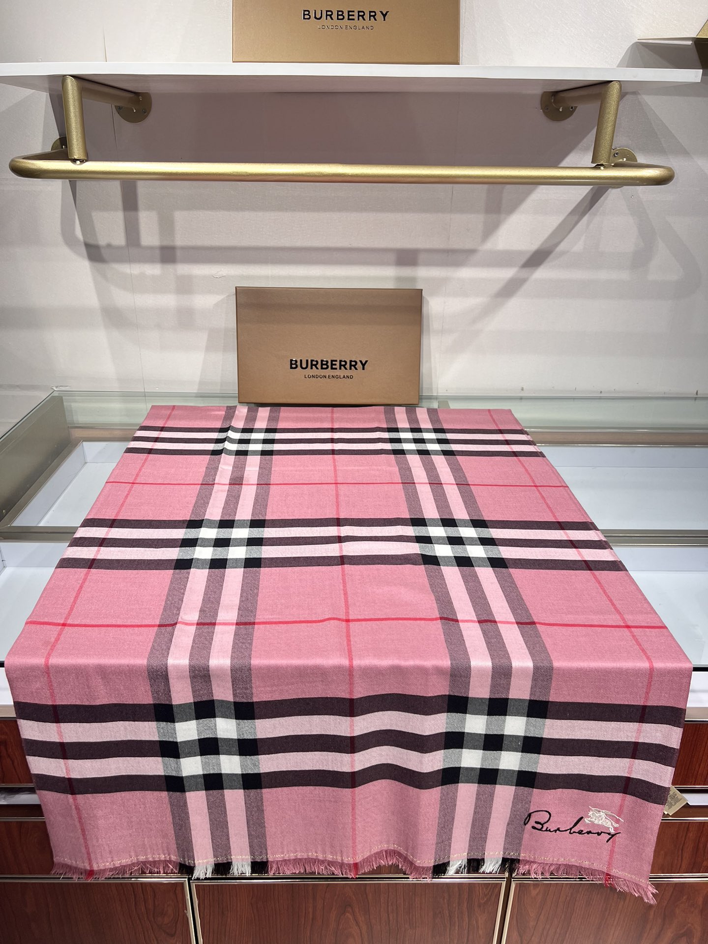 BURBERRY系列专柜最新同步！本系列经过专柜品质染色首道工序清洗后直接加工保持了原生态的柔顺亮泽薄如