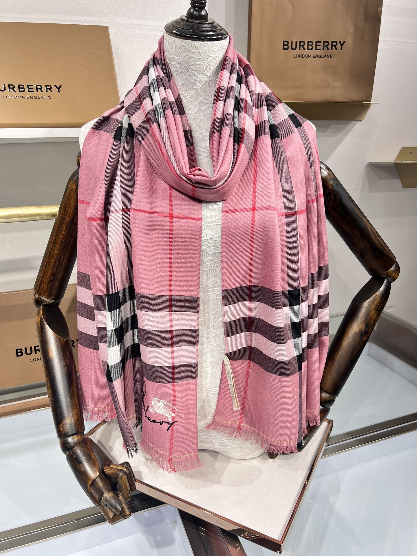 BURBERRY系列专柜最新同步！本系列经过专柜品质染色首道工序清洗后直接加工保持了原生态的柔顺亮泽薄如