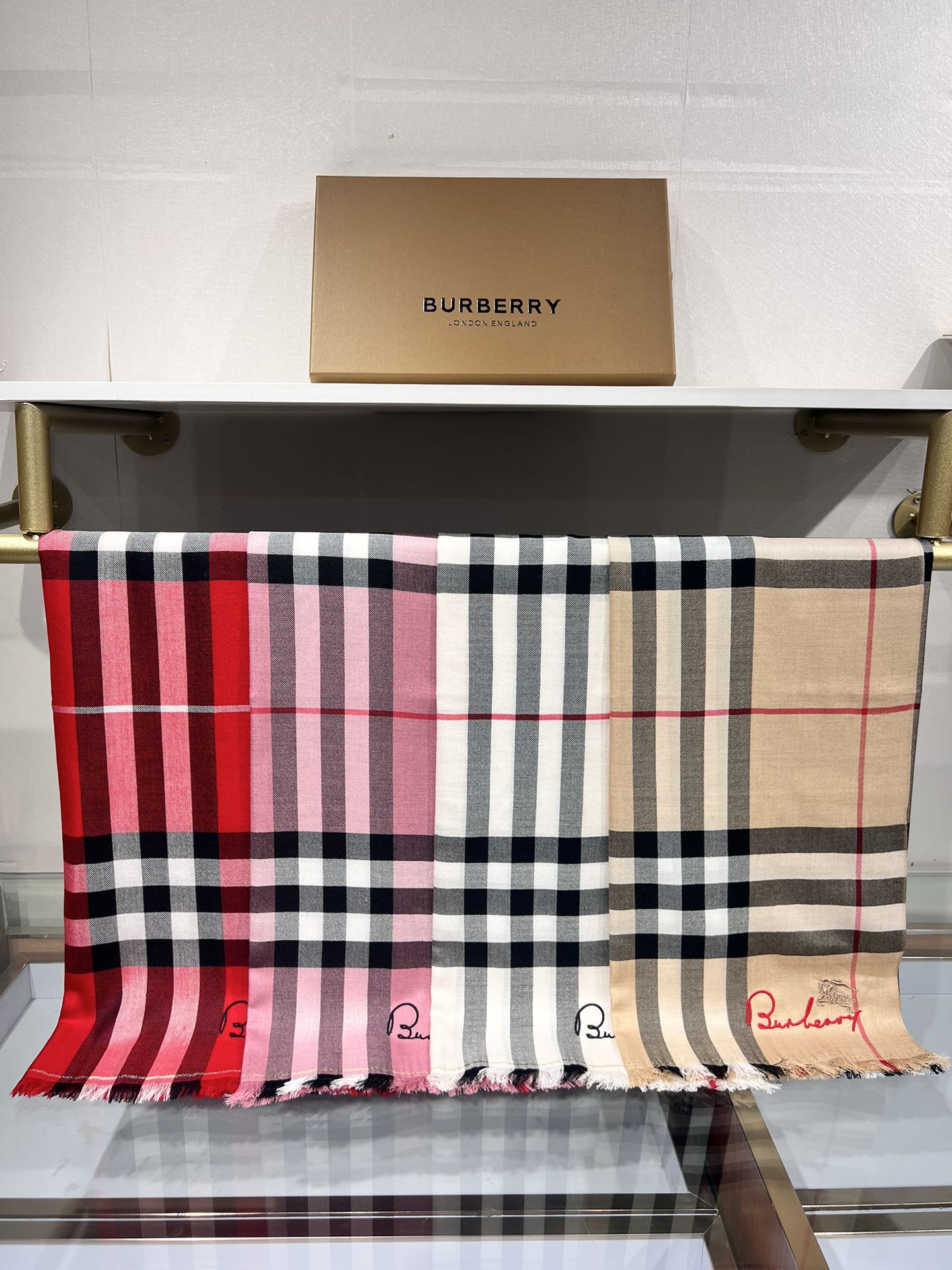 BURBERRY系列专柜最新同步！本系列经过专柜品质染色首道工序清洗后直接加工保持了原生态的柔顺亮泽薄如