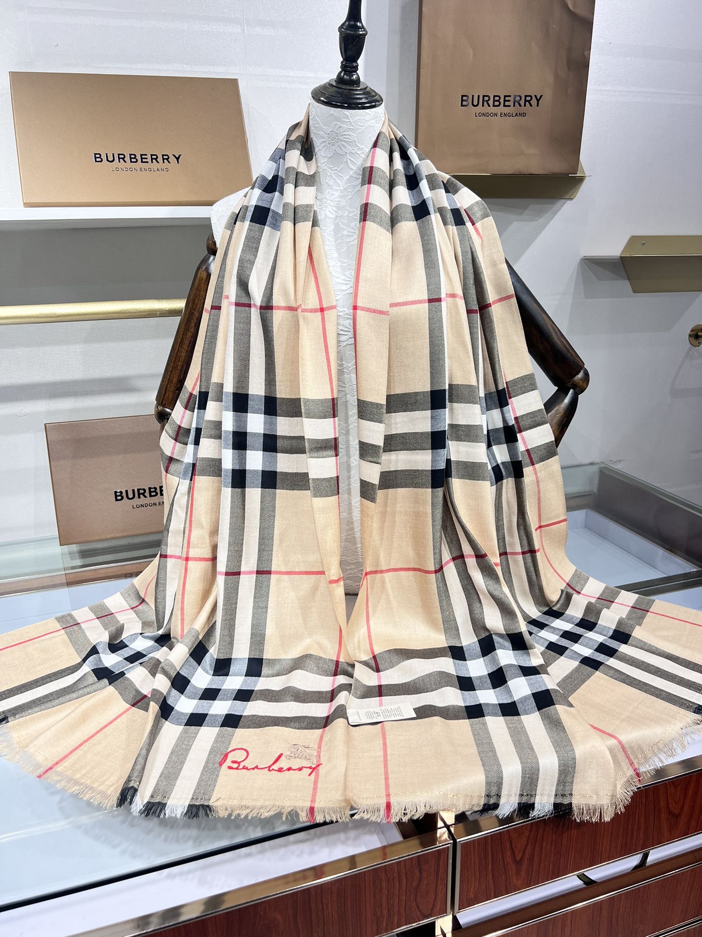 BURBERRY系列专柜最新同步！本系列经过专柜品质染色首道工序清洗后直接加工保持了原生态的柔顺亮泽薄如