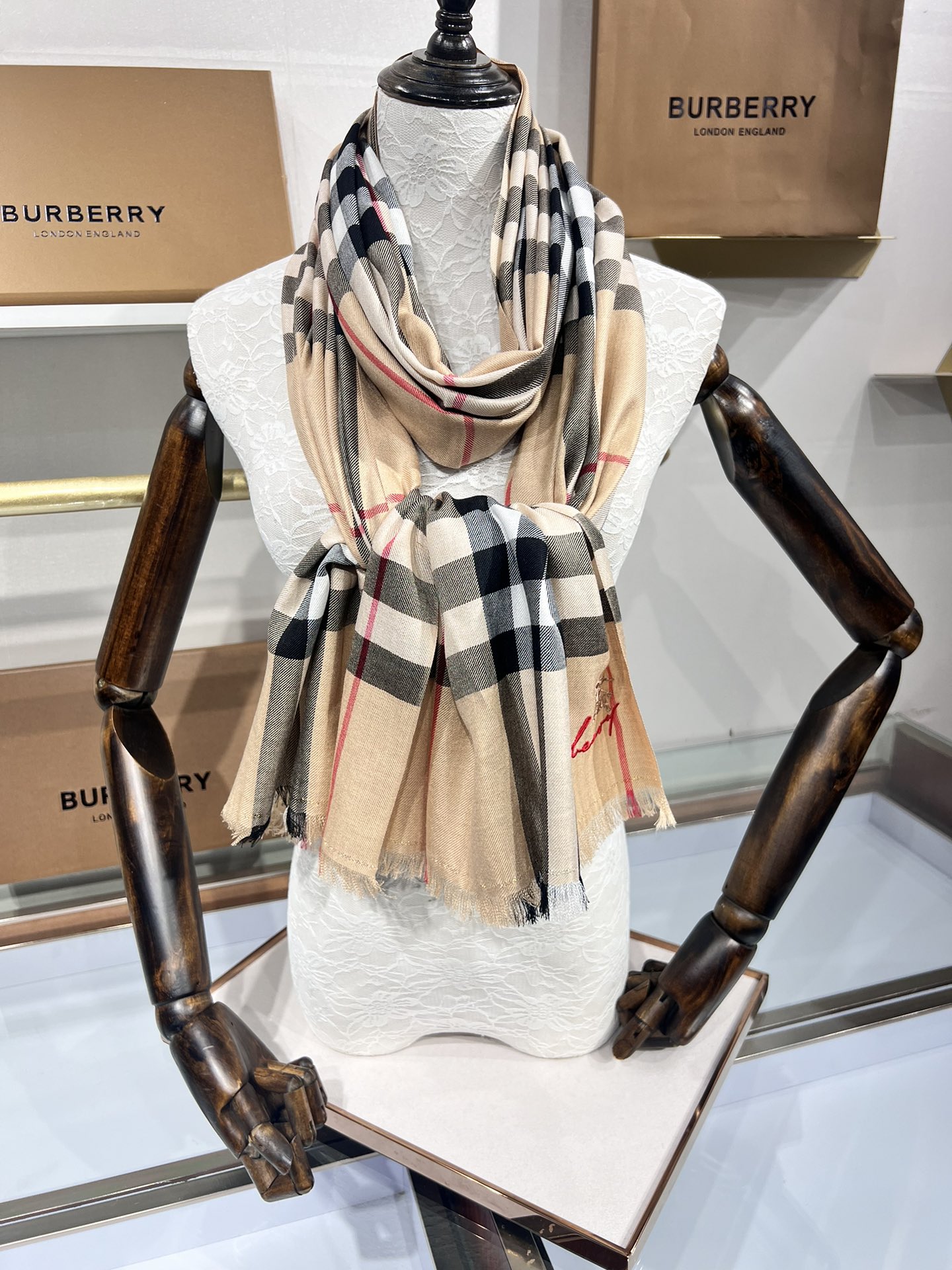 BURBERRY系列专柜最新同步！本系列经过专柜品质染色首道工序清洗后直接加工保持了原生态的柔顺亮泽薄如