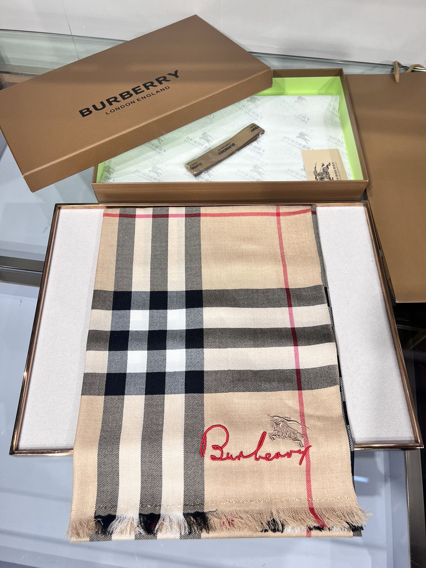 BURBERRY系列专柜最新同步！本系列经过专柜品质染色首道工序清洗后直接加工保持了原生态的柔顺亮泽薄如