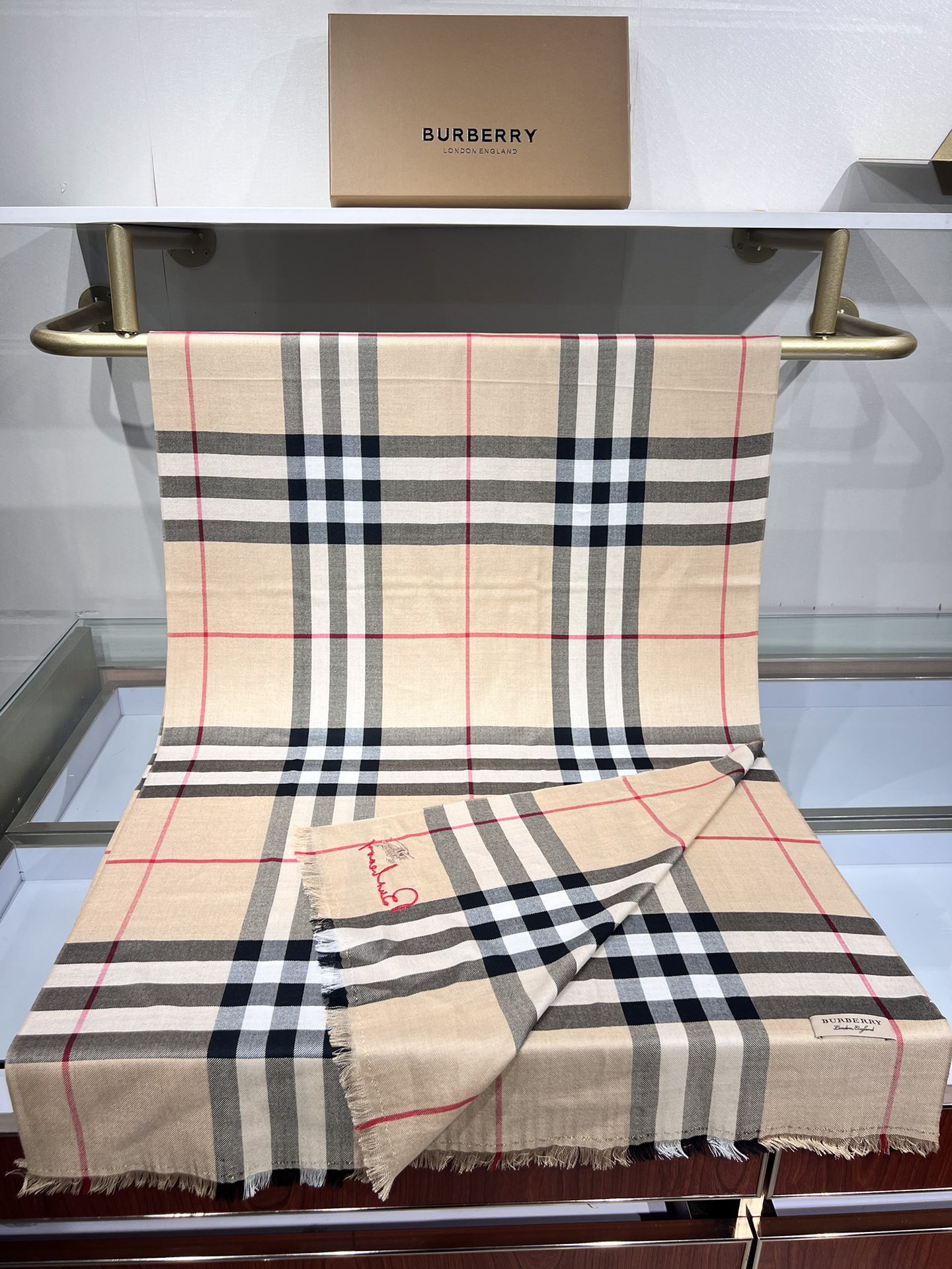 BURBERRY系列专柜最新同步！本系列经过专柜品质染色首道工序清洗后直接加工保持了原生态的柔顺亮泽薄如