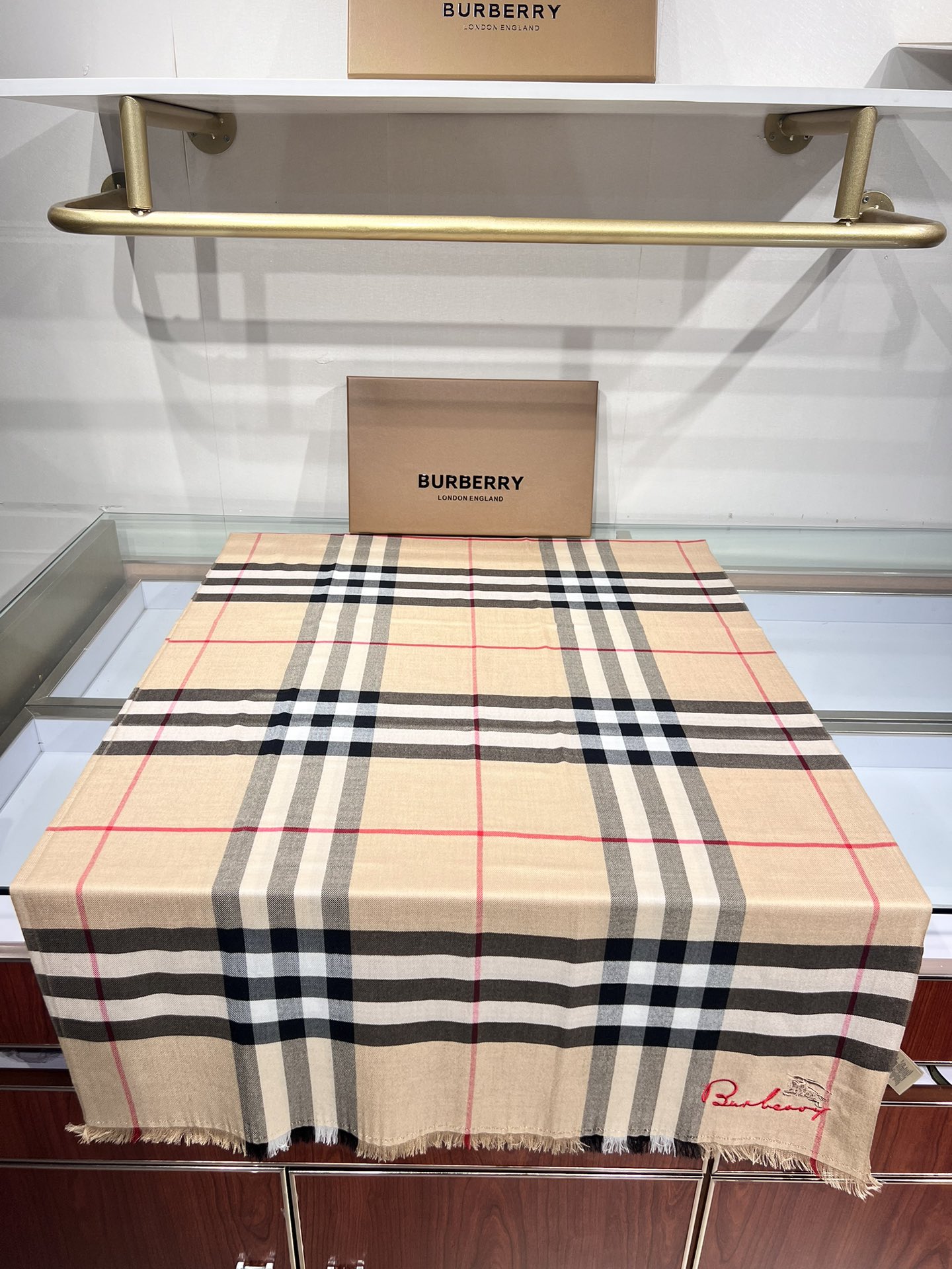BURBERRY系列专柜最新同步！本系列经过专柜品质染色首道工序清洗后直接加工保持了原生态的柔顺亮泽薄如