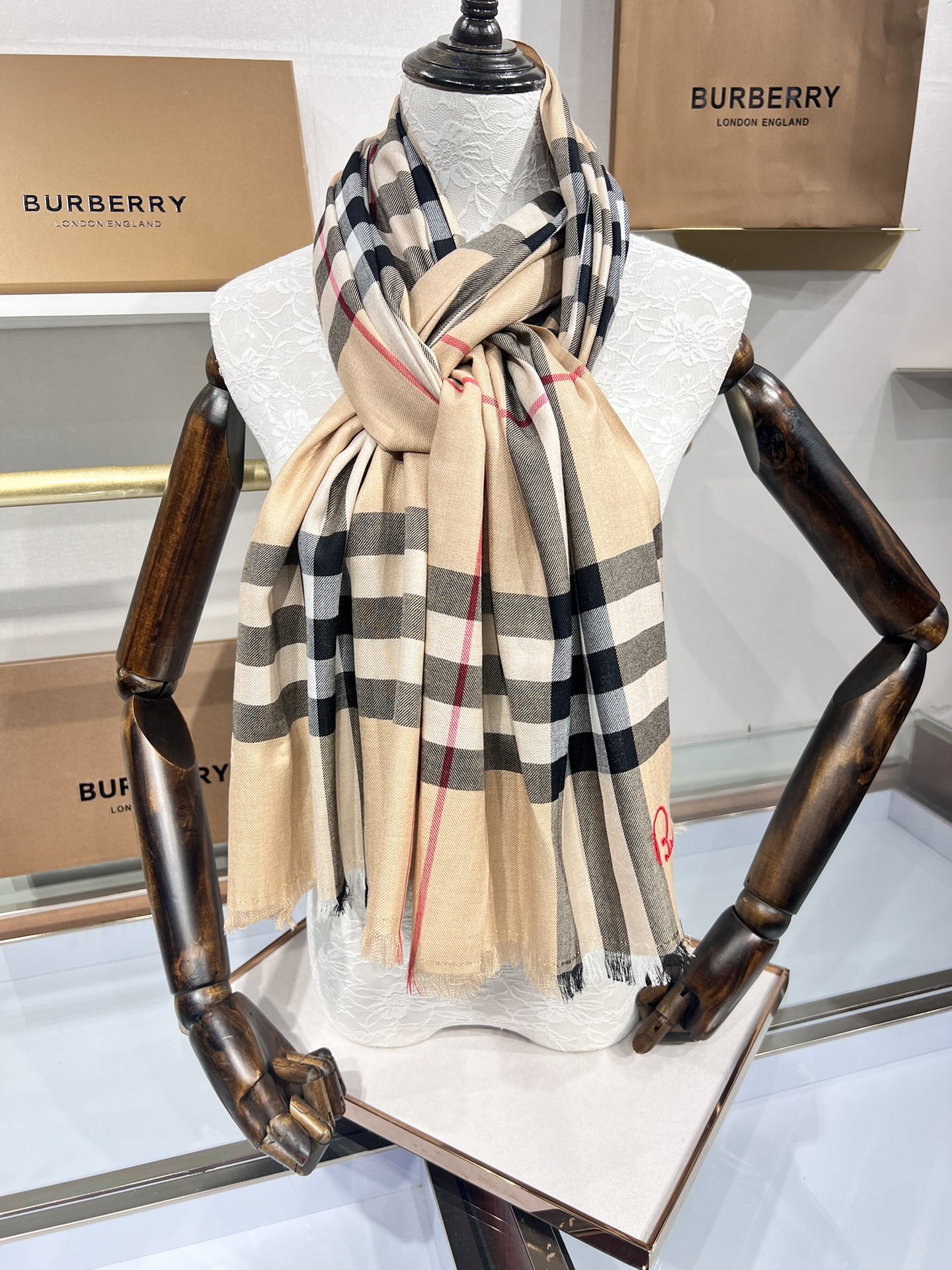 BURBERRY系列专柜最新同步！本系列经过专柜品质染色首道工序清洗后直接加工保持了原生态的柔顺亮泽薄如