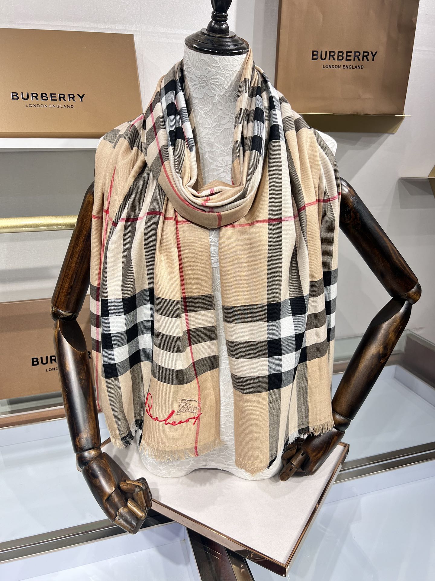 BURBERRY系列专柜最新同步！本系列经过专柜品质染色首道工序清洗后直接加工保持了原生态的柔顺亮泽薄如