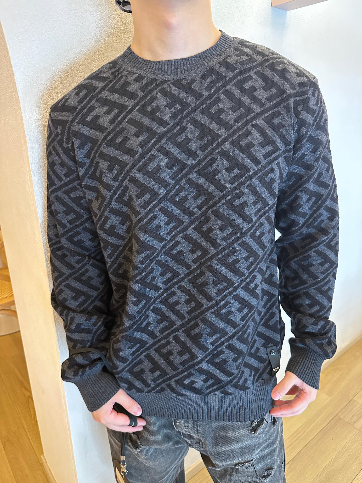 。Fendi 斜纹FF套头针织衫
定制臻柔绵羊毛黏胶优混织材 柔软而富有层次感 舒适贴肤 以黑色与灰色的