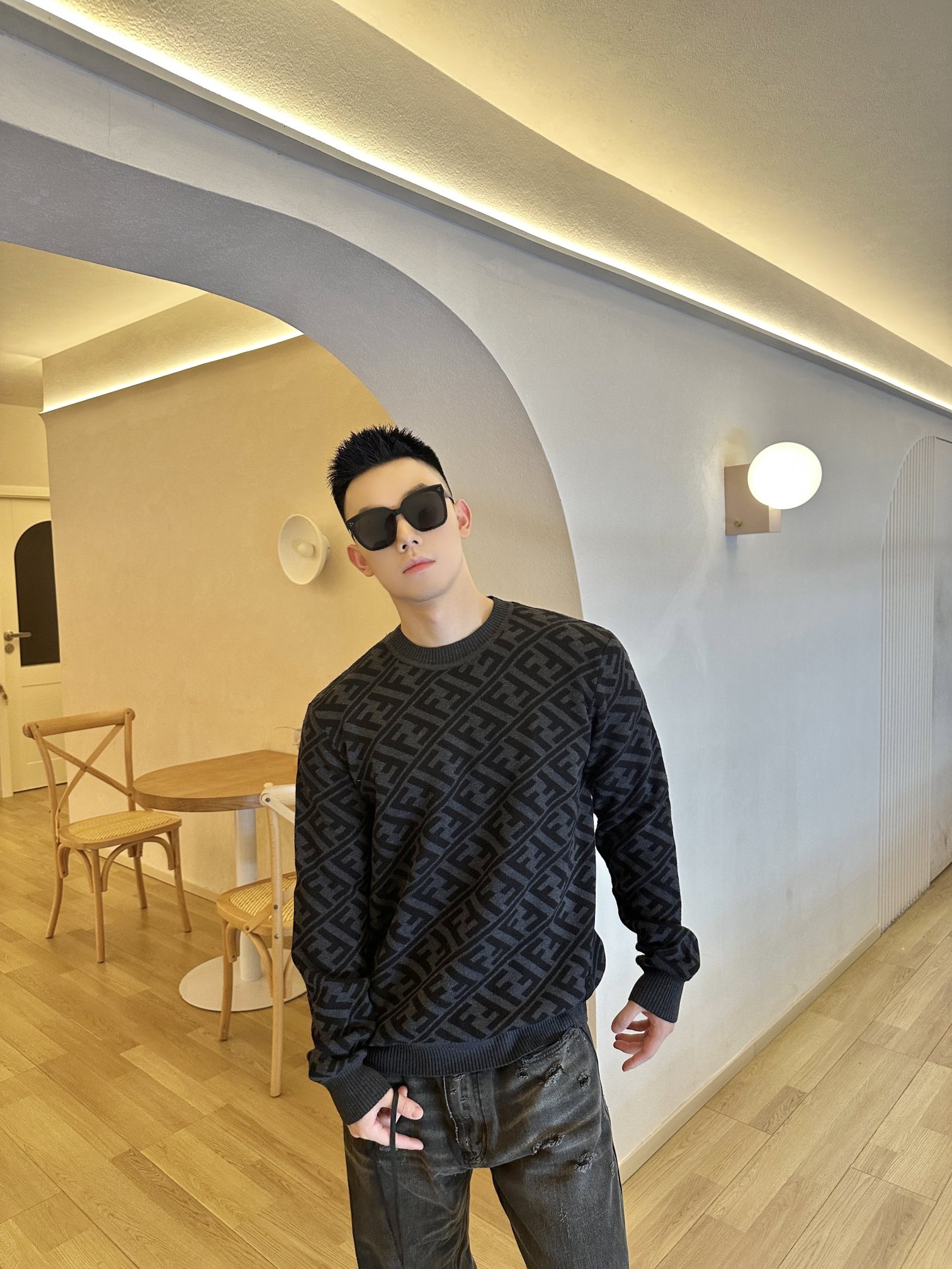 。Fendi 斜纹FF套头针织衫
定制臻柔绵羊毛黏胶优混织材 柔软而富有层次感 舒适贴肤 以黑色与灰色的