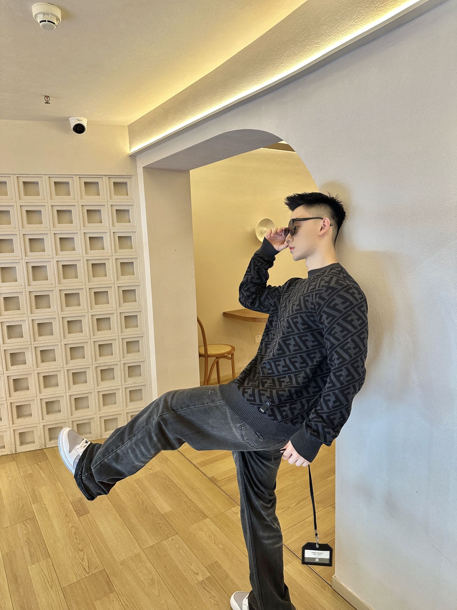 。Fendi 斜纹FF套头针织衫
定制臻柔绵羊毛黏胶优混织材 柔软而富有层次感 舒适贴肤 以黑色与灰色的