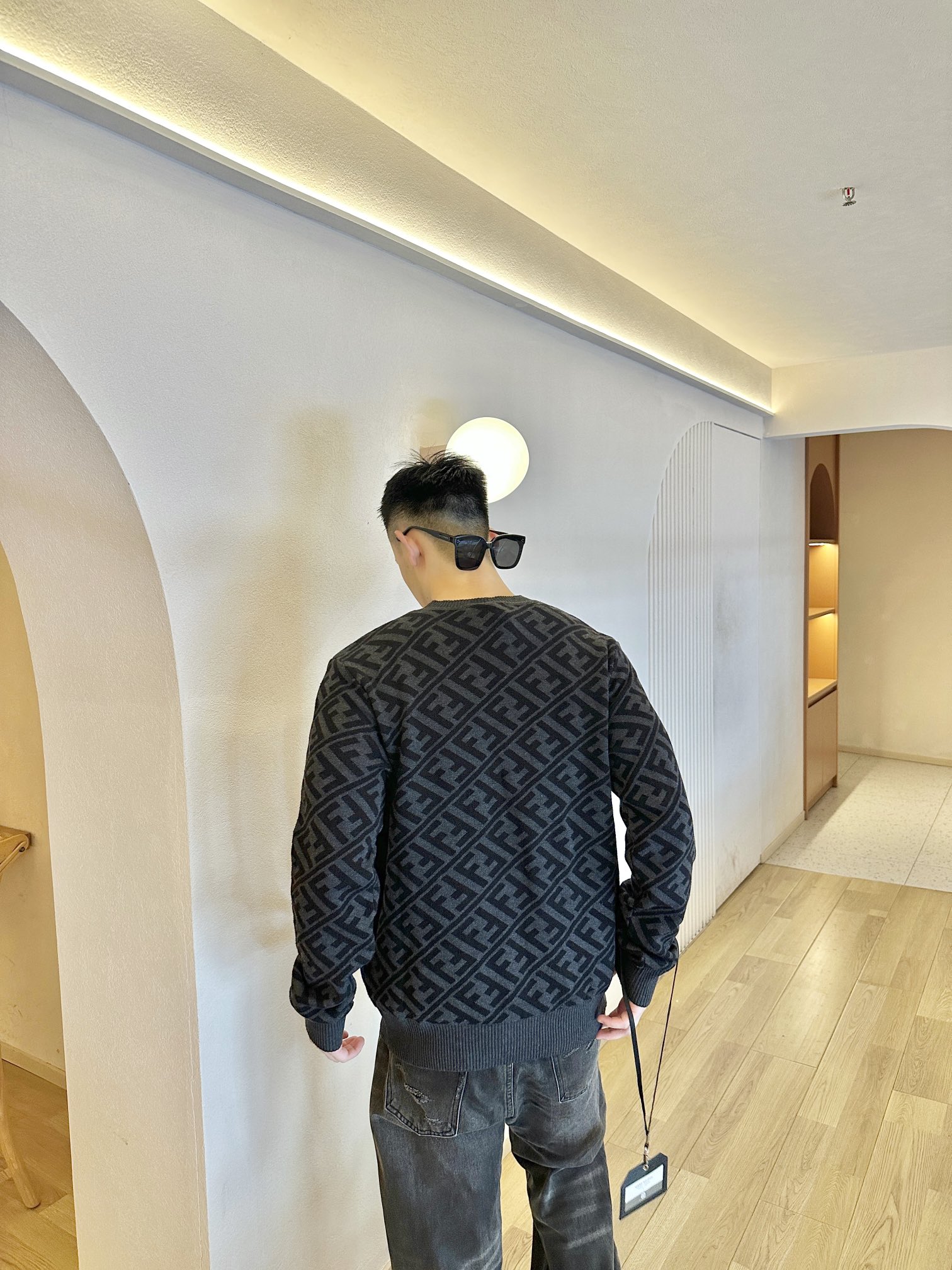 。Fendi 斜纹FF套头针织衫
定制臻柔绵羊毛黏胶优混织材 柔软而富有层次感 舒适贴肤 以黑色与灰色的