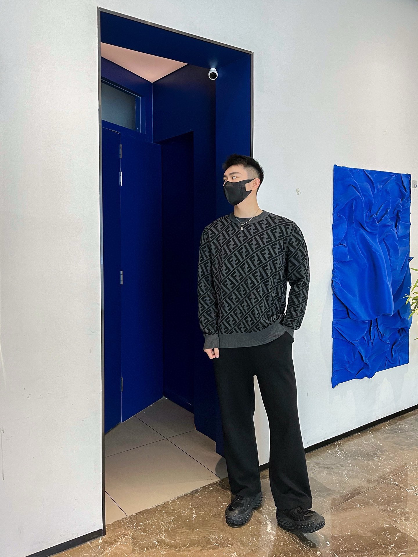 。Fendi 斜纹FF套头针织衫
定制臻柔绵羊毛黏胶优混织材 柔软而富有层次感 舒适贴肤 以黑色与灰色的