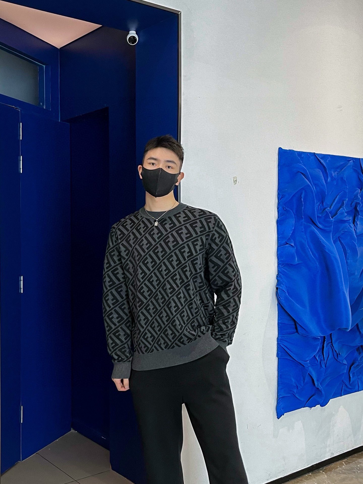 。Fendi 斜纹FF套头针织衫
定制臻柔绵羊毛黏胶优混织材 柔软而富有层次感 舒适贴肤 以黑色与灰色的